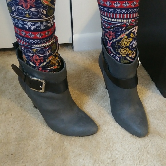 GUESS🔼super sexy buckle heel gray leather booties - Picture 5 of 6